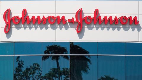 Johnson & Johnson no deberá pagar multa por la crisis de opiáceos, dictamina la Corte