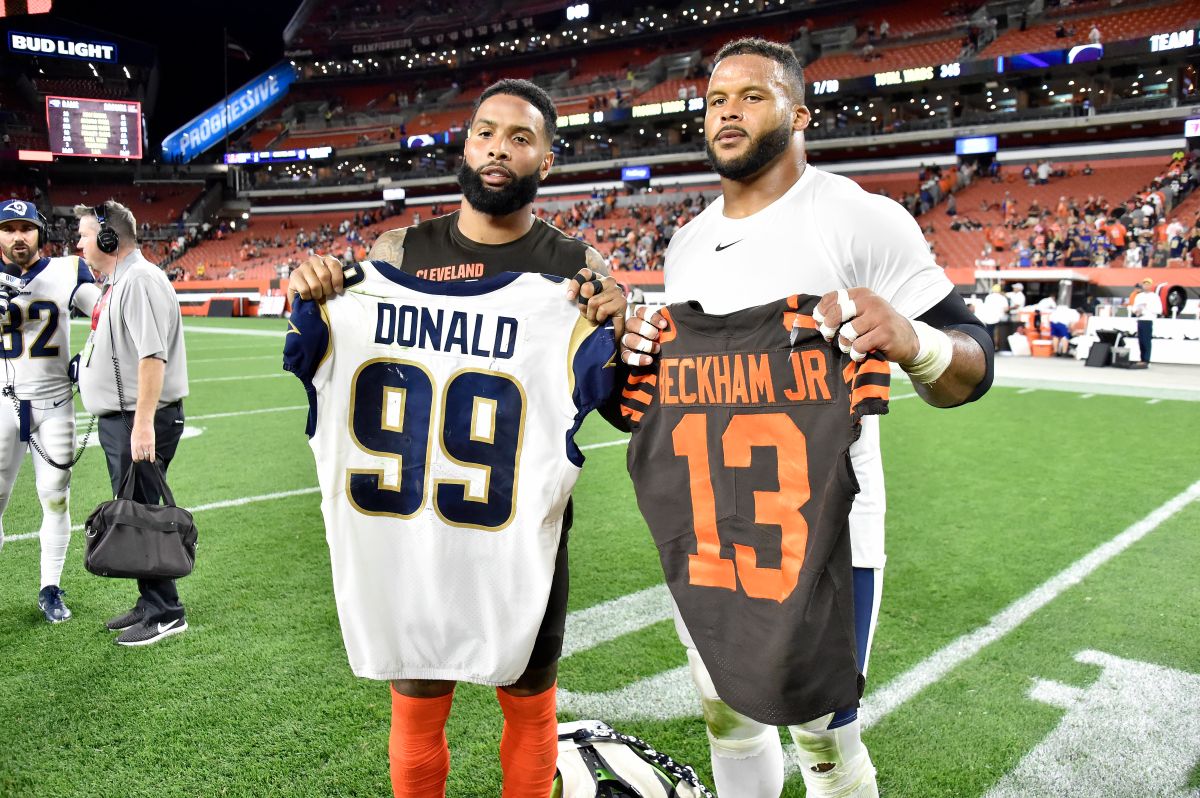 Odell Beckham y Aaron Donald tras un juego de 2019 en Cleveland. Ahora son compañeros.