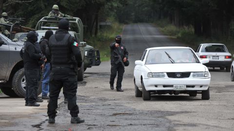 VIDEO: Captan momento que policía en México tira y patea a abuelito que usaba bastón