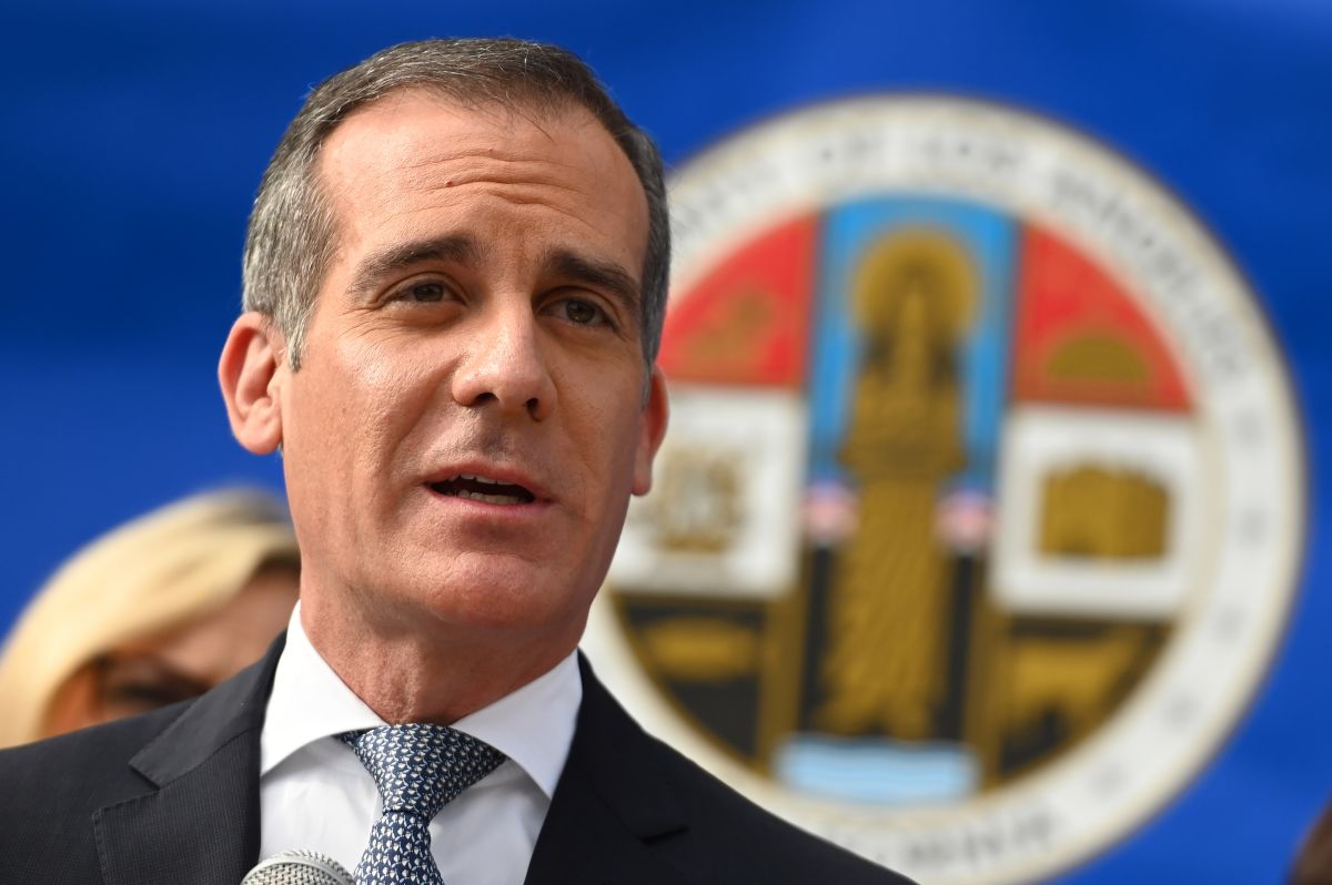 El alcalde de Los Ángeles, Eric Garcetti, da positivo a COVID-19 en Escocia