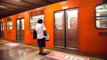 VIDEO: Mujer intenta hacer "exorcismo" en vagón del Metro de la Ciudad de México