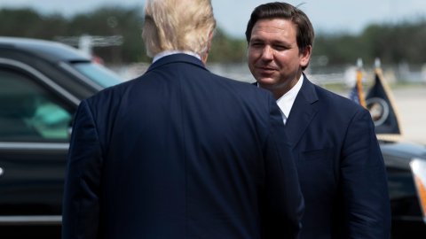 Ron DeSantis y Donald Trump.