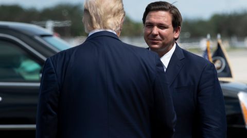 Ron DeSantis y Donald Trump.