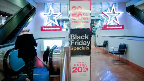 Macy's tiene carteras de diseño en super oferta por este Black Friday 2021.