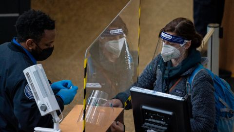 TSA registró su primer récord de viajeros por los feriados de Thanksgiving.