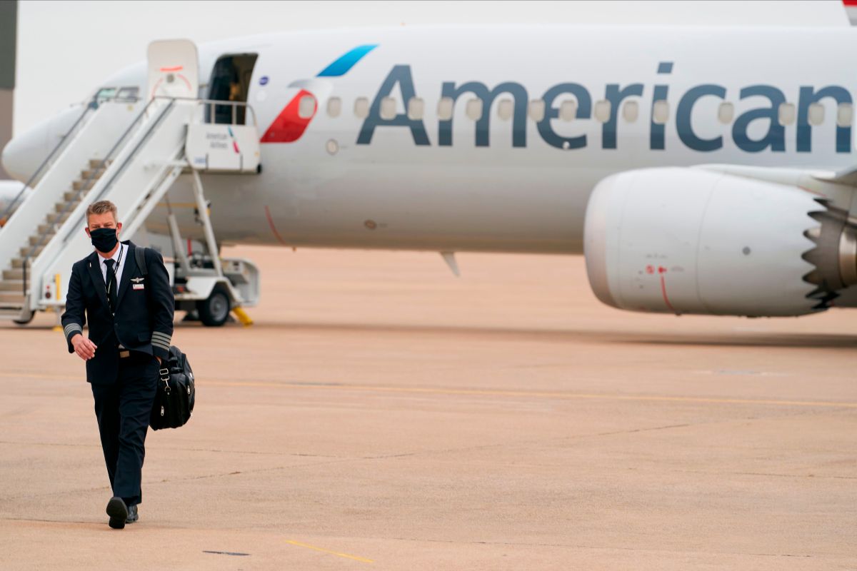 American Airlines increases flight pay for flight attendants to avoid flight cancellations