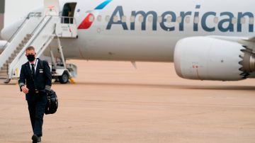 American Airlines aumenta el salario de los sobrecargos para evitar más cancelaciones de vuelos-GettyImages-1229909055.jpg