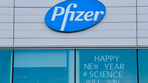 Pfizer avanza en su tratamiento oral contra el covid-19.