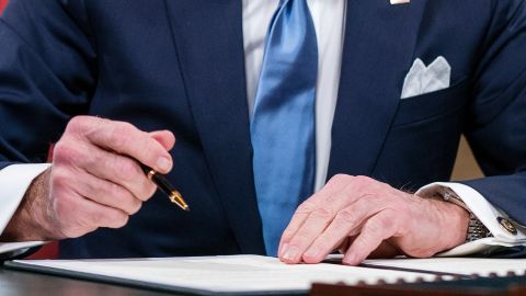 El presidente Joe Biden firmó la ley bipartidista de infraestructura.