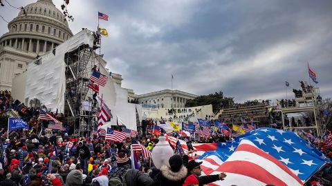 Comité que investiga el asalto al Capitolio cita a Roger Stone y Alex Jones