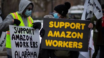 Trabajadores y activistas protestas contra Amazon en este Black Friday 2021.