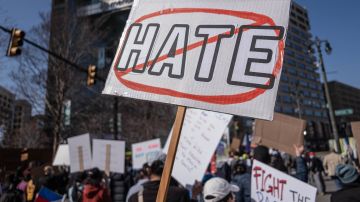 LA vs. Hate pide a los angelinos denunciar delitos de odio.