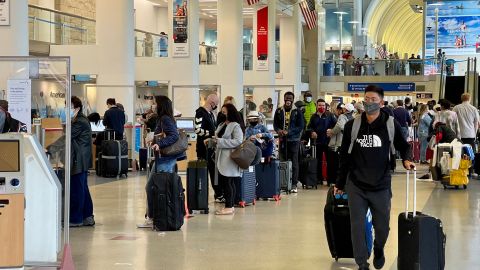 Consejos de viaje si tomarás un vuelo o carretera en la semana de Acción de Gracias-GettyImages-1232507854.jpg