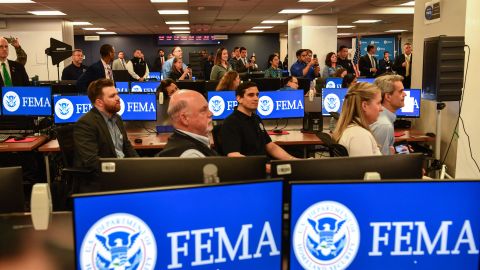 Miembros de FEMA expectantes ante la temporada de huracanes en el Atlántico.