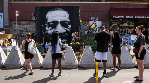 El rostro de George Floyd en un mural.