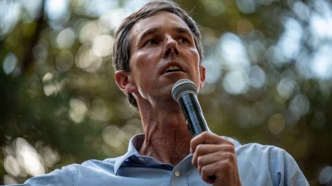 Beto O'Rourke reconoce la importancia del voto latino y habla español de manera fluida.