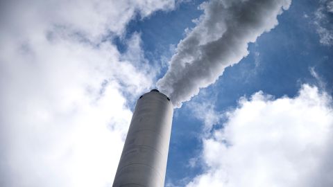 Las voces de los latinos deben ser escuchadas en la lucha contra la polución causada por el petróleo, el carbón y el gas natural. (Getty Images)