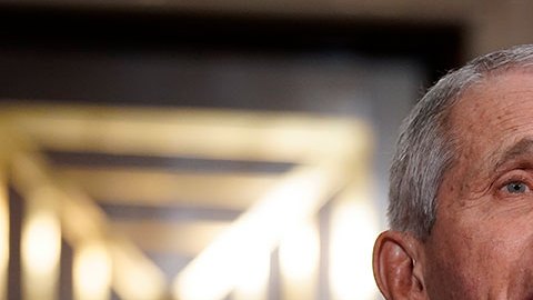 Anthony Fauci dice que se mantienen los criterios de la "pauta completa" de vacunación contra la COVID-19.