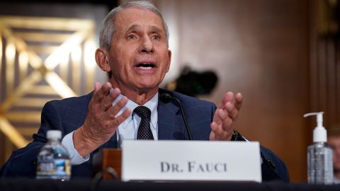 Anthony Fauci dice que se mantienen los criterios de la "pauta completa" de vacunación contra la COVID-19.