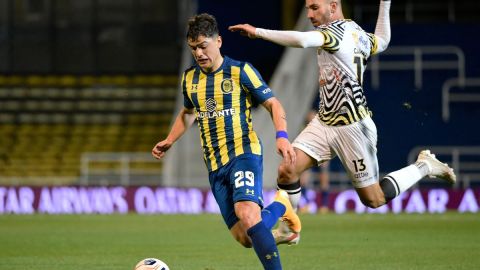 Luca Martínez Dupuy juega en Rosario Central de Argentina.