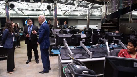 El presidente Biden acompañado de trabajadores de Inteligencia.