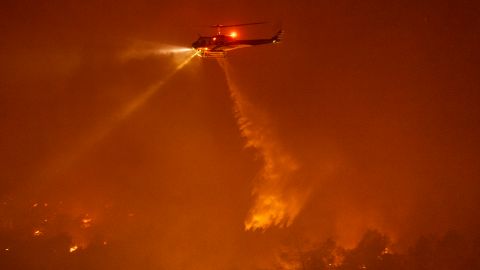 Los pilotos de aeronaves contra incendios enfrentan condiciones de alto riesgo.