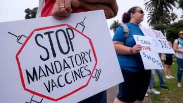 Miles de personas se manifestaron contra el mandato de vacunación de la ciudad de Los Ángeles