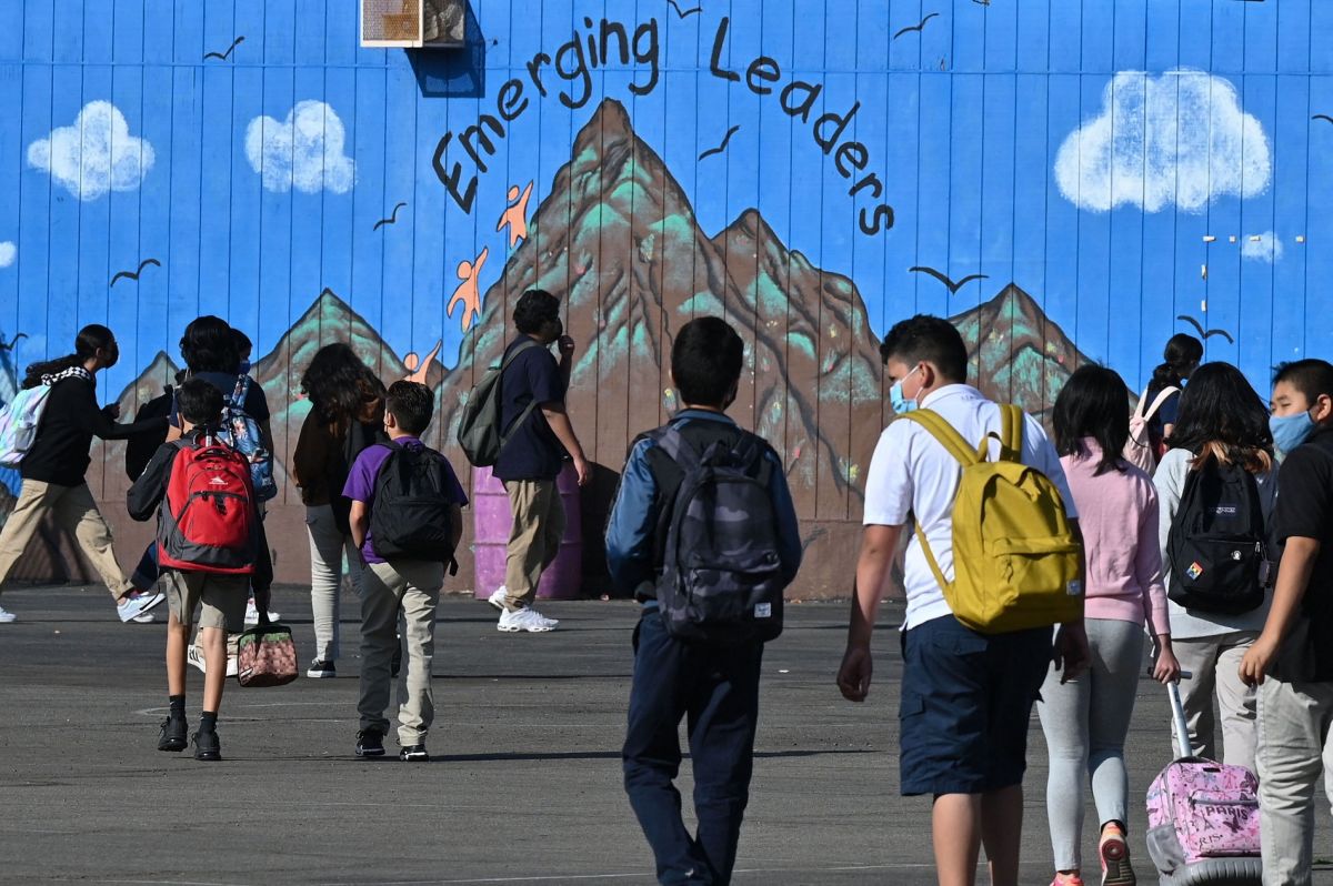 Más de 130,000 estudiantes dejaron de asistir a la escuela en Los Ángeles por Ómicron