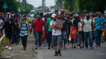 Más de 1,000 migrantes que conformaban caravana se entregan a autoridades mexicanas