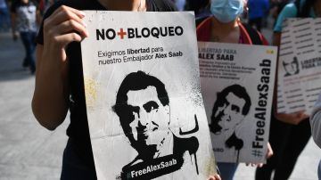 Una pancarta con el rostro de Alex Saab.