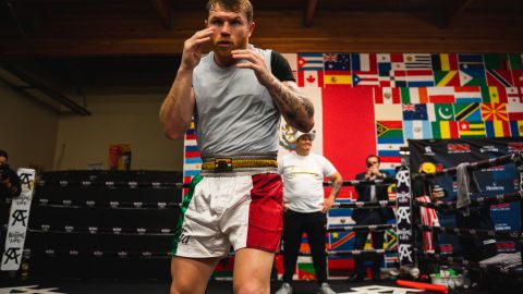 "Canelo" entrena fuertemente para su pelea de este sábado ante Caleb Plant.