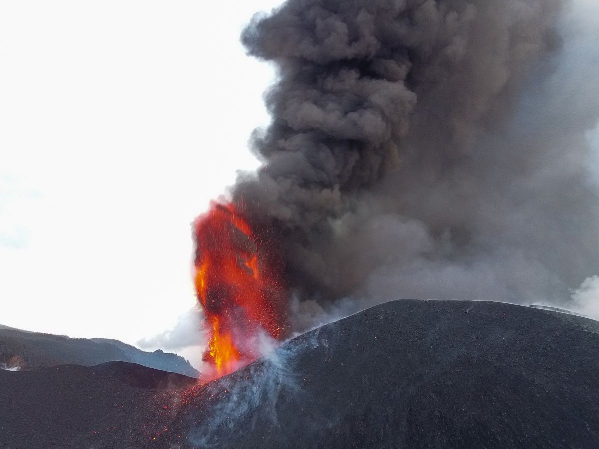 PHOTOS: The Cumbre Vieja volcano expelled a semi-precious metal this weekend