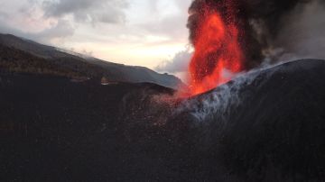 Luego de casi dos meses desde la erupción inicial, el volcán en La Palma no da señales de rendirse.