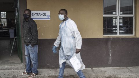 Detectan nueva variante del coronavirus con múltiples mutaciones en Sudáfrica.