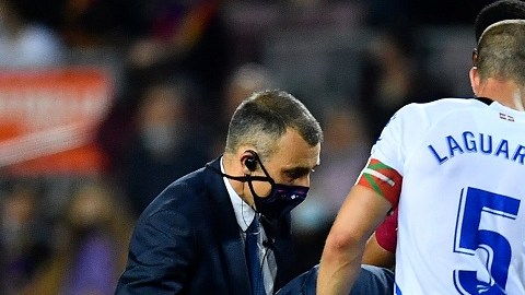 El delantero debió pedir la asistencia médica inmediata durante el partido (Foto: AFP via Getty Images)
