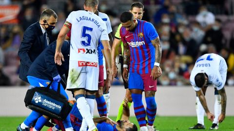 El delantero debió pedir la asistencia médica inmediata durante el partido (Foto: AFP via Getty Images)