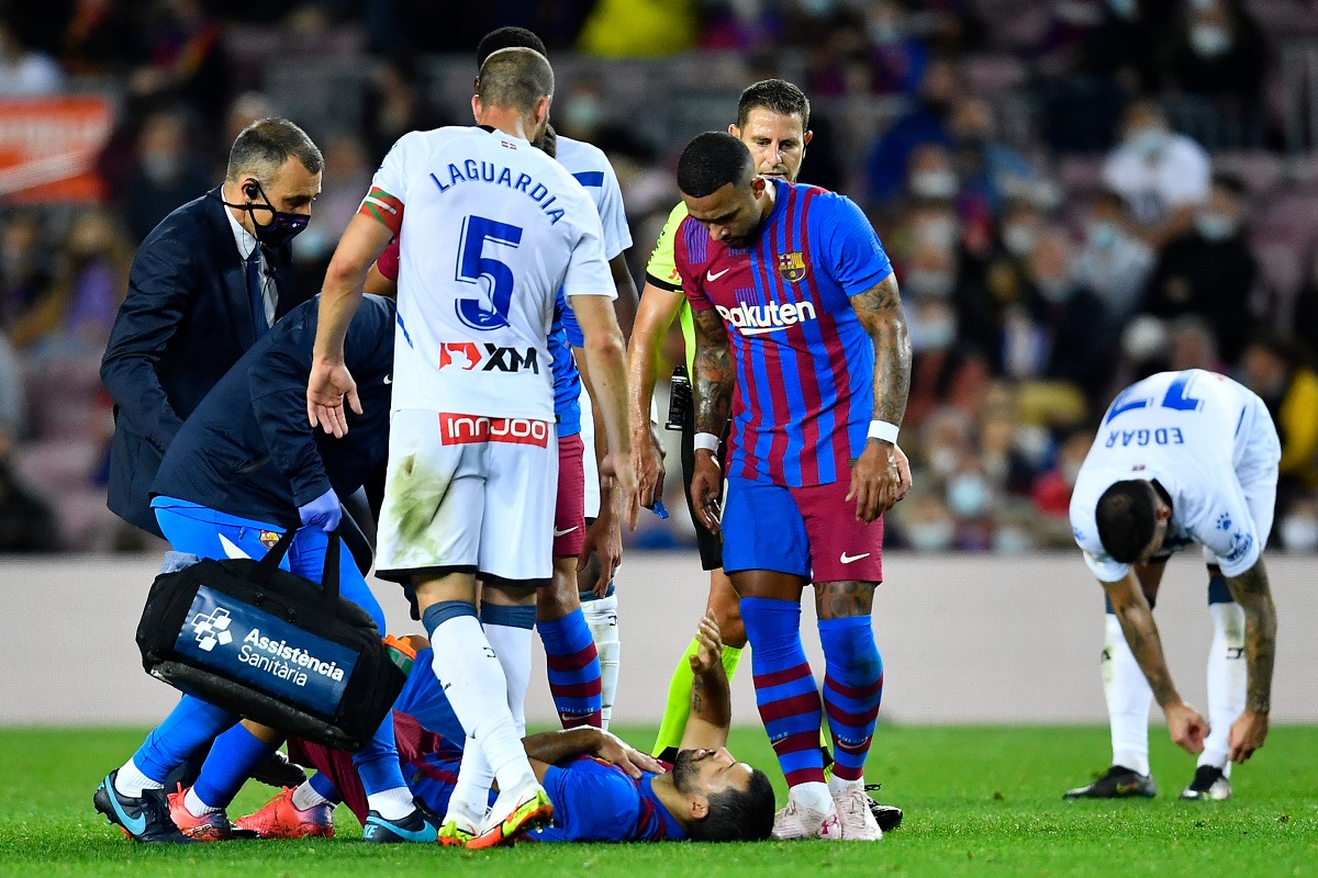 El delantero debió pedir la asistencia médica inmediata durante el partido (Foto: AFP via Getty Images)