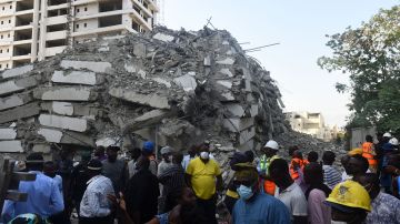 Colapsa edificio de 20 pisos en Nigeria; se habla de 4 muertos y decenas de desaparecidos