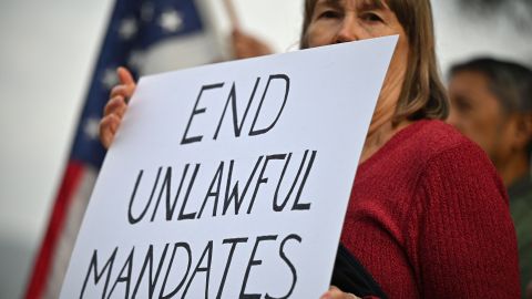Trabajadores protestan ante mandato del gobierno federal a estar vacunados.