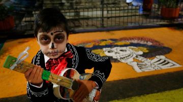 Niños mexicanos en las celebraciones por el Día de Muertos.