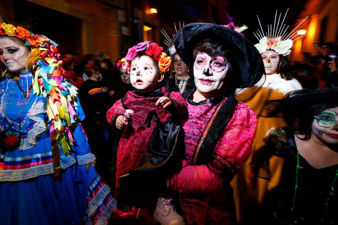 Papás y niños mexicanos se disfrazan en el Día de Muertos.