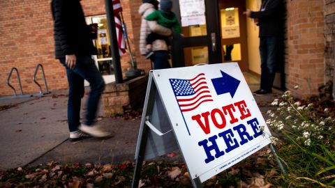 Electores acudieron a votar en Minneapolis por su alcalde y varias reformas.