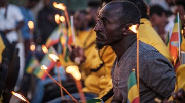 Un hombre sostiene una vela durante un evento en Adís Abeba dedicado a las víctimas del conflicto de Tigray.