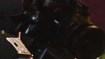 Saúl Álvarez le lanza una aparente amenaza a Caleb Plant en la ceremonia del pesaje.