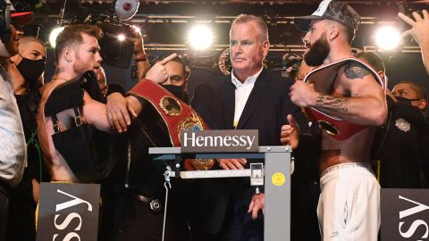 Saúl Álvarez le lanza una aparente amenaza a Caleb Plant en la ceremonia del pesaje.