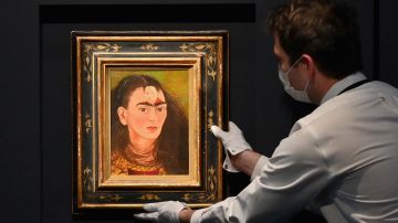 El autorretrato "Diego y yo" de Frida Kahlo se subastó por Sotheby's en Nueva York.