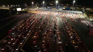 Miles de personas intentan ingresar en auto a los EE.UU.