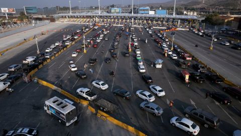 Ni las bajas temperaturas limitaron el cruce de personas en los diferentes puentes fronterizos entre México y Estados Unidos.