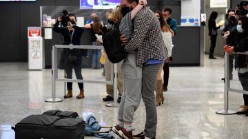Una pareja se abraza en el aeropuerto, tras la reapertura de fronteras por parte de Estados Unidos.