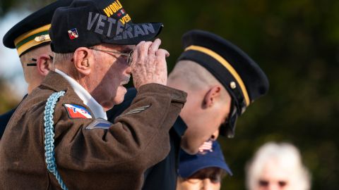 Sargento del Ejército de Estados Unidos, de Camp Springs, Maryland, y veterano de la Segunda Guerra Mundial.